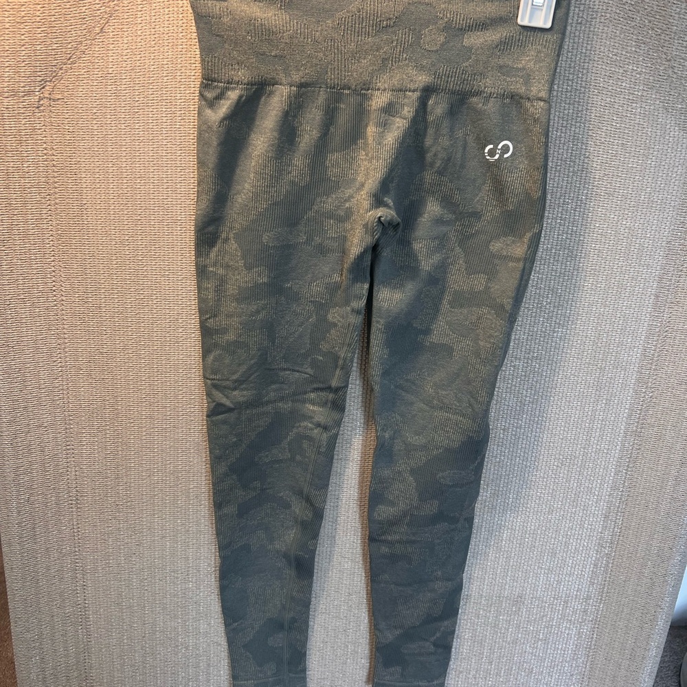 Seamless Camo Leggings - Olive Green